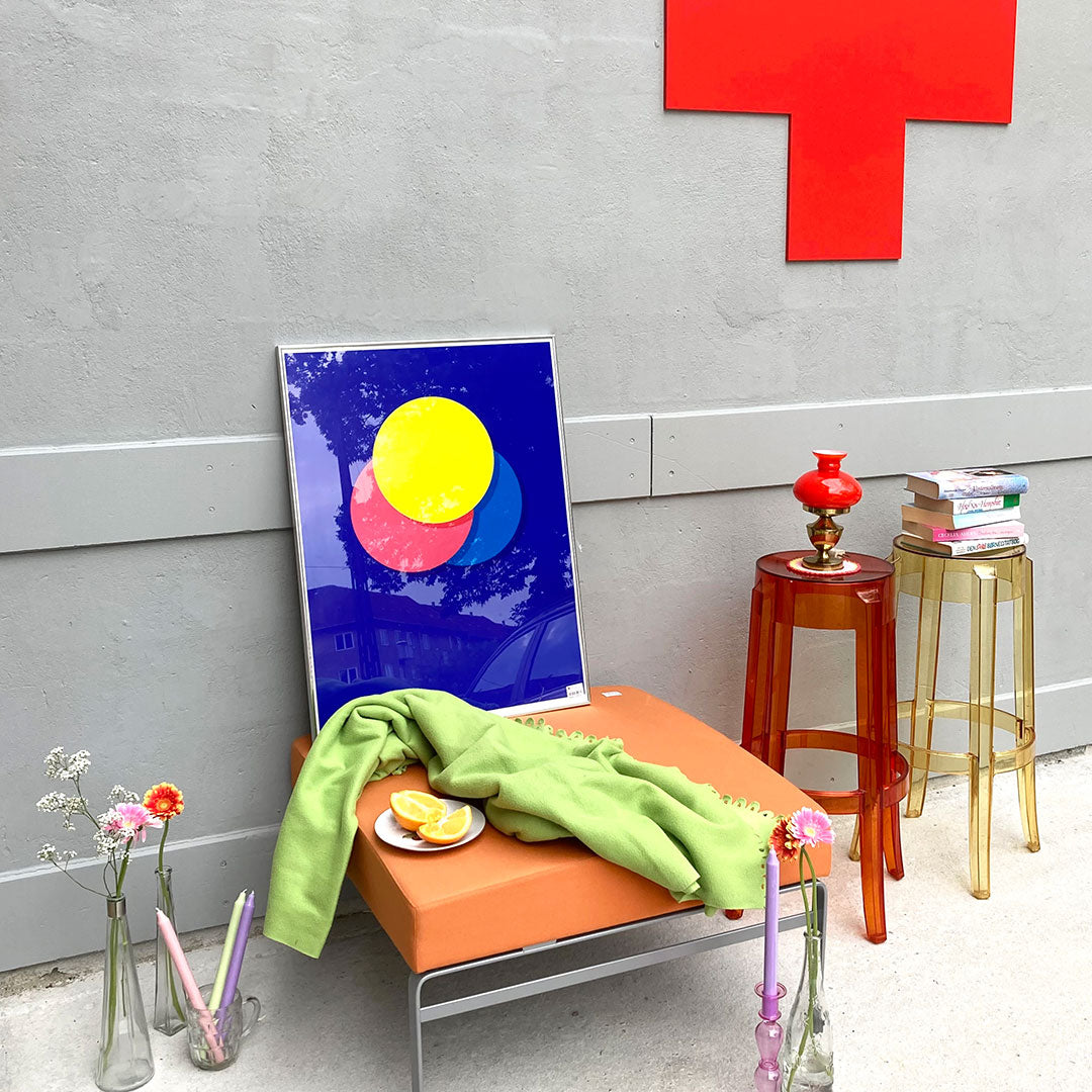 Genbrugsmøbler, et maleri, vaser og genbrugstøj fra Røde Kors Genbrug